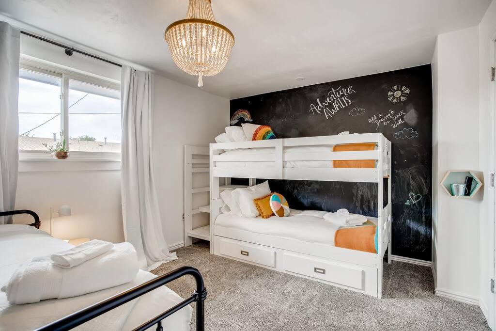 Family Townhome Near Mountains & Olde Town Арвада Екстериор снимка