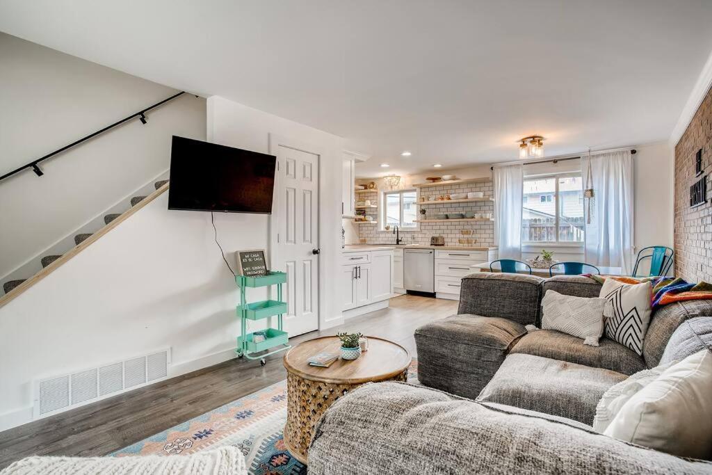 Family Townhome Near Mountains & Olde Town Арвада Екстериор снимка